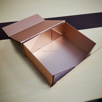 Boîte cadeau en carton blanc mat écologique et durable avec feuille d'or et revêtement UV