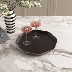 Élégant plateau de service rond noir avec bords festonnés et garniture dorée, parfait pour servir des boissons et améliorer les paramètres de table - Product Image 2