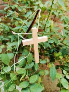 Colgante de collar de cruz de madera de pino natural, símbolo religioso hecho a mano con cordón para regalos cristianos, suministros de iglesia y todos los días - Product Image 3