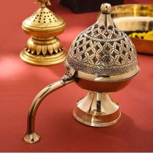 Brûleur d'encens en laiton au design traditionnel pour décor de temple pooja méditation relaxation nettoyage spirituel thérapie aromatique - Product Image 1