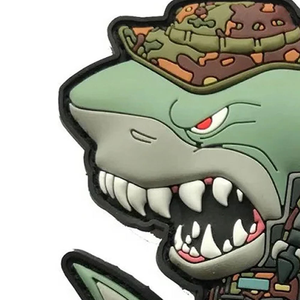 Patchs en caoutchouc PVC souple personnalisés en gros avec service de création graphique gratuit, patchs en caoutchouc PVC souple personnalisés avec effet métallique en relief - Product Image 3