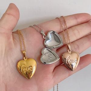 Collana Apribile in Acciaio Inossidabile Placcato Oro 18k con Foto all'Interno, Collana con Ciondolo a Forma di Cuore per Donna - Product Image 1