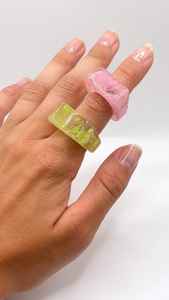 Anillo de mujer de resina de pulido alto personalizado al por mayor hermoso colorido joyería de moda con incrustaciones de compromiso de la mejor calidad - Product Image 2