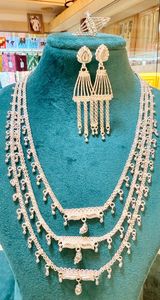 Ensemble de bijoux fantaisie plaqué or 24 carats, style vintage américain et français, comprenant collier, boucles d'oreilles, bracelets et peignes en cuivre - Product Image 3