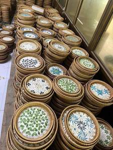 Bandeja de mimbre personalizada de origen vietnamita para servir aperitivos gourmet o organizar frutas y bocadillos con incrustaciones de conchas. - Product Image 5