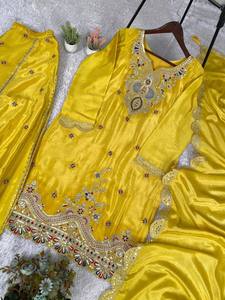 Élégant costume Sharara jaune moutarde avec des travaux complexes de miroirs et de fils - Product Image 5
