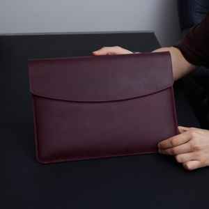 Funda clásica de cuero genuino para portátil, duradera, diseño Retro hecho a mano para viajes de trabajo y profesionales de oficina - Product Image 2