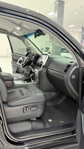 Toyota Land Cruiser V8 SUV Usada, Exterior Negro, 7 Asientos, Vehículo Utilitario de Lujo para Compra en Concesionario - Product Image 6