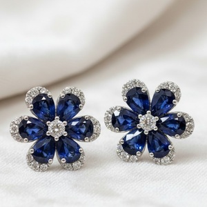 Boucles d'oreilles de fiançailles et de mariage romantiques en or blanc 18 carats avec saphir bleu certifié IGI, pierre de naissance de septembre, clous d'oreilles fleuris de luxe - Product Image 1
