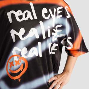 เสื้อยืดพิมพ์ลาย Real Eyes ทรงหลวม สีดำ 200 กรัม ผ้าถักระบายอากาศได้ดี พิมพ์ลายแบบ Sublimation Transfer เสื้อผ้าแฟชั่น - Product Image 4