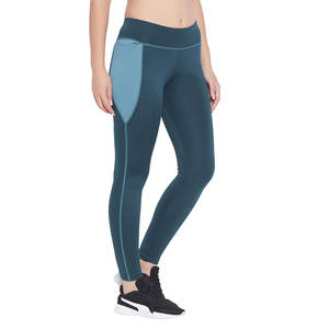Ensemble de yoga pour femmes sans couture - Logo sur le devant, écologique et respirant, en élasthanne/polyester, ensemble 2 pièces très vendu pour femmes - Product Image 4