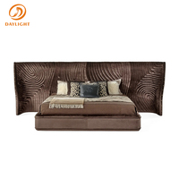 Lit capitonné de luxe à texture ondulée/dune de sable 3D en velours marron mocha, lit plateforme haut de gamme avec tête de lit incurvée, style hôtel boutique