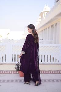 Salwar Kameez de Terciopelo con Bordado Intenso de Zari - Product Image 5