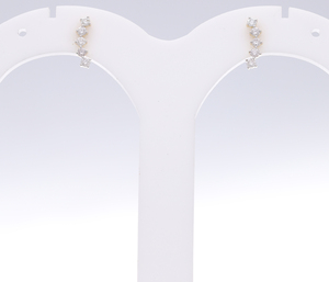 ต่างหูเพชรแท้ทรงสมมาตรชุบทองคำขาว 14K ดีไซน์หรูหรา คลาสสิก เหมาะสำหรับทุกวัน โดดเด่นด้วยความประณีตแบบไล่ระดับ - Product Image 3