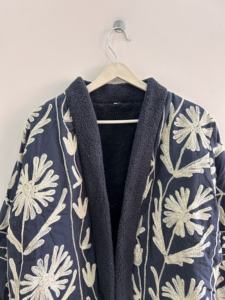 Veste en fausse fourrure Suzani en coton pour femme, manteau court d'hiver, veste bohème faite à la main - Product Image 4