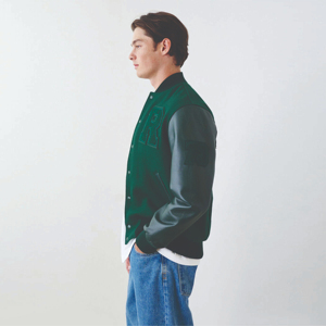 Chaqueta Universitaria para Hombre, Color Verde Oscuro, Mangas de Cuero Negro, Chaqueta Deportiva con Puños de Punto Acanalado, Ropa Exterior Universitaria Personalizada - Product Image 3