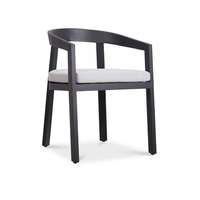 Chaise de salle à manger Vento Arm Retro Farmhouse Hotel, en teck massif, avec assise rembourrée, finition écologique noire Duco, pour intérieur.