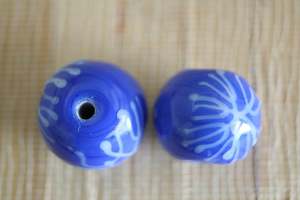 Cuentas de vidrio Chevron a rayas azules y blancas con diseño de flor único para diseños de joyería y cristal de Murano - Product Image 4