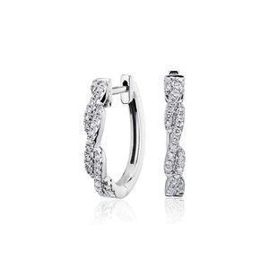 Aretes de Aro Huggie con Moissanita de Corte Redondo para Mujer - Product Image 2