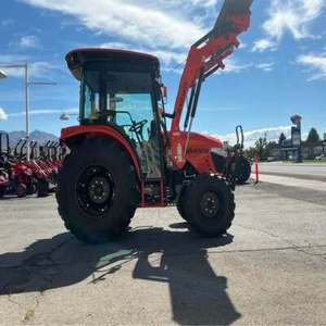 Tracteur utilitaire compact Bad Boy 3026 70HP 4x4 à transmission par engrenages, haute productivité, boîte de vitesses robuste, construction solide, polyvalent - Product Image 1