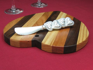 Planche à découper en forme de cœur en bois écologique, fabriquée à la main par les meilleurs artisans, de haute qualité |   Planche à découper en bois massif pour la cuisine - Product Image 5