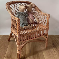 Chaise en rotin pour bébés est fait, armoires de rangement et paniers fabriqués à partir de naturel, créant un espace chaleureux et sûr.