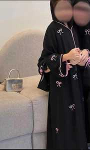 Abayas élégantes et modestes brodées à la main pour femmes! - Product Image 3