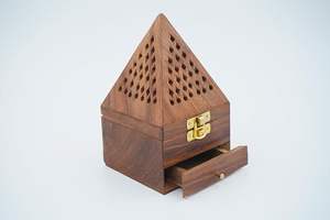 Brûleur de Bakhoor en bois fait à la main pour parfum d'intérieur avec un design traditionnel parfait pour la décoration arabe et islamique - Product Image 4