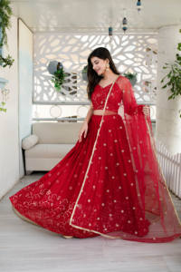 Lehenga choli rouge avec broderie florale et dupatta, ensemble ethnique en gros pour les fêtes et les mariages en vrac. - Product Image 4