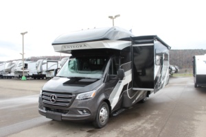 Autocaravana Familiar de Lujo QWEST 24R Blanca 2023, Estándar de Emisiones Euro 5, 4-6 Pasajeros, Piso Acrílico, Cocina - Product Image 3
