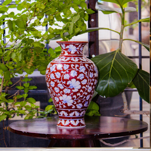 แจกันลายหยักขอบสีชมพู ประดับด้วยดอกไม้พอร์ซเลน 3 มิติขนาดใหญ่ และลายทอง แจกันสวยงาม - Product Image 5