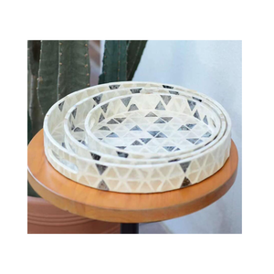 Plateaux en rotin nacre personnalisables, motifs vintage uniques, fabriqués à la main de manière éthique, lot de 2 et 3 - Product Image 1