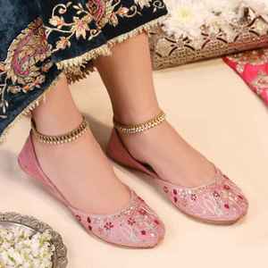 Chaussures Khussa traditionnelles pakistanaises de qualité supérieure, brodées à la main, or et rose, pour femmes, par AA IMPEX - Product Image 2