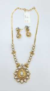 Collier élégant à pendentif Kundan avec pierres vertes et boucles d'oreilles assorties Idéal pour les festivals, les mariages et les fonctions spéciales - Product Image 6