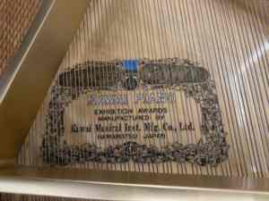 Piano de Cola Kawai RX-2MR en Excelentes Condiciones, Entrega Rápida, Acabado Elegante Original, Teclas Suaves, Segunda Mano - Product Image 3