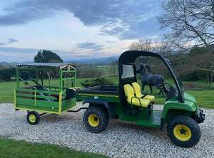 Tracteur compact John Deere 2025R 23HP 4x4 avec tondeuse à flanc, chargeur, épandeur Frontier et pompe de rétrocaveuse pour l'USA - Product Image 4
