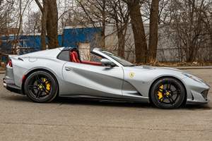 2021 812 GTS ~4,700 Millas, Motor V12 de 789 hp, Equipamiento de Alta Gama, Interior Bordeaux - Product Image 3