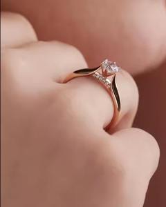 Bague solitaire cathédrale effilée en or 18 carats avec diamant central rond 050 ct et accents 005 ct Design élégant et intemporel - Product Image 4