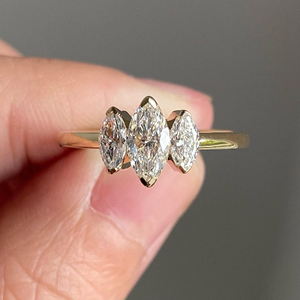 Bague de fiançailles 2 Carat en diamant Moissanite à trois pierres pour cadeau Bague de mariage de style solitaire en or massif - Product Image 1