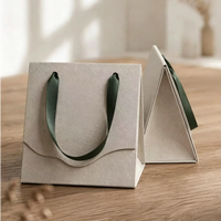 Maßgefertigte Dreieckige Kraftpapier-Geschenkbox mit Grünem Bandgriff, Prägung & Glanzlaminierung für Hochzeitsgeschenke und mehr
