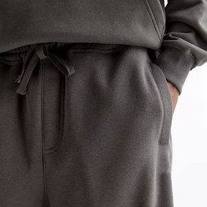 Traje de chándal holgado de ajuste holgado a la moda para hombre con Sudadera con capucha y pantalones cómodos para entrenar o descansar - Product Image 4