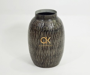 Decoración del hogar Acabado antiguo Jarrones de metal Hecho a mano Florero elegante Decoración Recipiente de piso a precio asequible - Product Image 3