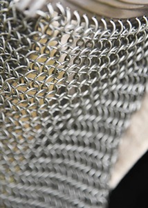 Casco vikingo personalizable medieval temprano con forro de cuero de cadena plateada Traje griego portátil Incluye cuchillos vikingos usados OEM - Product Image 6