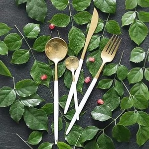 Ensemble de couverts élégants à poignée blanche pour table à manger, cuisine, fêtes de mariage et usage quotidien Couverts élégants d'Inde - Product Image 5