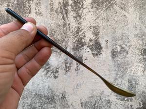 Cuillère en corne de buffle naturelle, fabriquée à la main et polie, parfaite pour servir des épices, des condiments ou pour une utilisation décorative sur la table, de haute qualité - Product Image 1