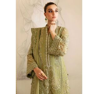 ชุดเดรสสตรีสไตล์ปากีสถาน ตกแต่งด้วยงานปักและประดับด้วยหินอย่างสวยงาม พร้อมผ้าคลุมไหล่เข้าชุด พร้อมสวมใส่ - Product Image 3