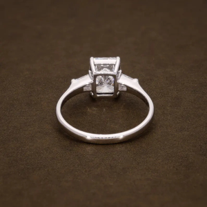 แหวนแต่งงานเพชรทรงสามเม็ด 2.4 กะรัต สำหรับผู้หญิง ดีไซน์หรูหรา ผลิตจากเพชรเลี้ยงในห้องปฏิบัติการ ทองคำขาว 14K  ได้รับการรับรองจาก IGI คุณภาพการเจียระไนยอดเยี่ยม ชุบโรเดียม - Product Image 4