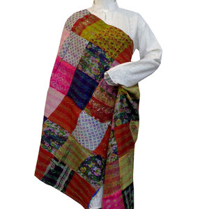 Produits les plus vendus : Étole personnalisée au design élégant, fabriquée à la main, en coton Kantha de haute qualité, réversible, en soie, en vente - Product Image 1
