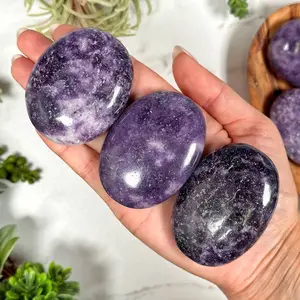 Belle pierre de palmier lépidolite naturelle | Pierre de palmier lépidolite en cristal poli pour la méditation énergétique de guérison - Product Image 1