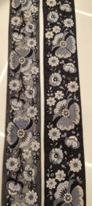 Tissu en dentelle brodée de haute qualité avec des motifs floraux élégants pour robes de mariée et robes de soirée sur tulle/filet - Product Image 2